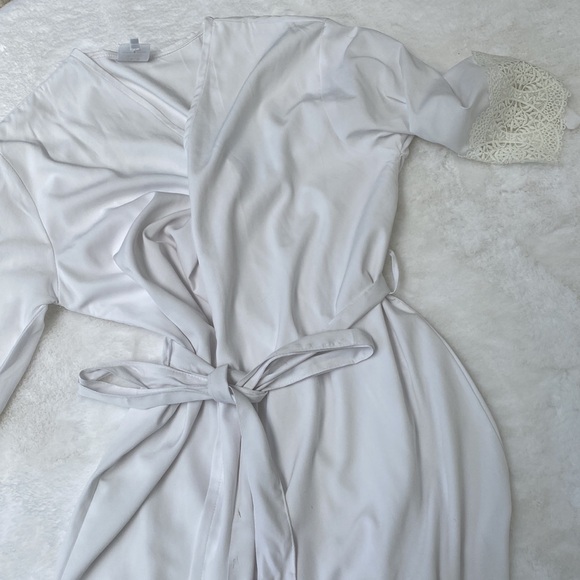 Embroidered bride robe in white with blue lettering and lace detail on arm - Picture 2 of 3